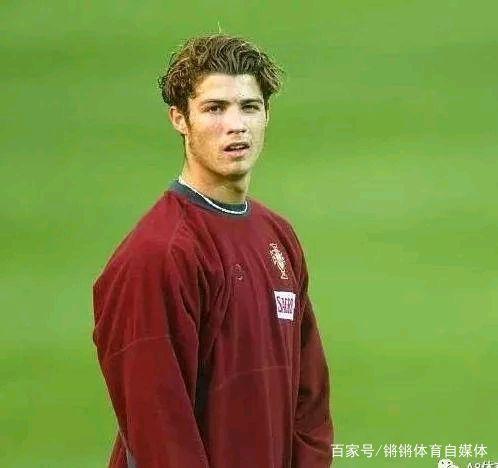 梅西太内向了，主持人说第一句就想拿着奖杯走，不到三年拿四冠